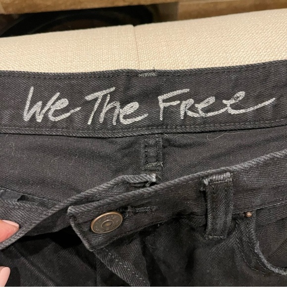 We The Free Black Cut Off Shorts Button Fly Mid rise Sz 31 Inseam 2.5 Distressed - Picture 3 of 8